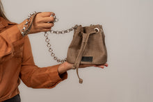 Carregar imagem no visualizador da galeria, Debora De Marco Essencial | Bolsa Mini Bucket
